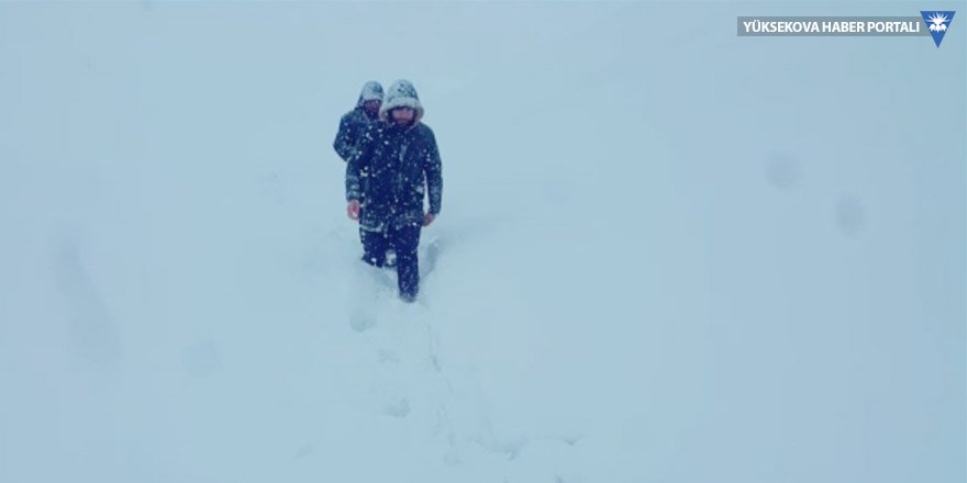 Oy kullanabilmek için karda 5 kilometre yürüdüler