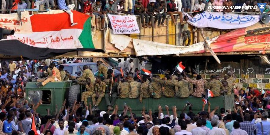 Sudan'da eski hükümet üyeleri tutuklandı