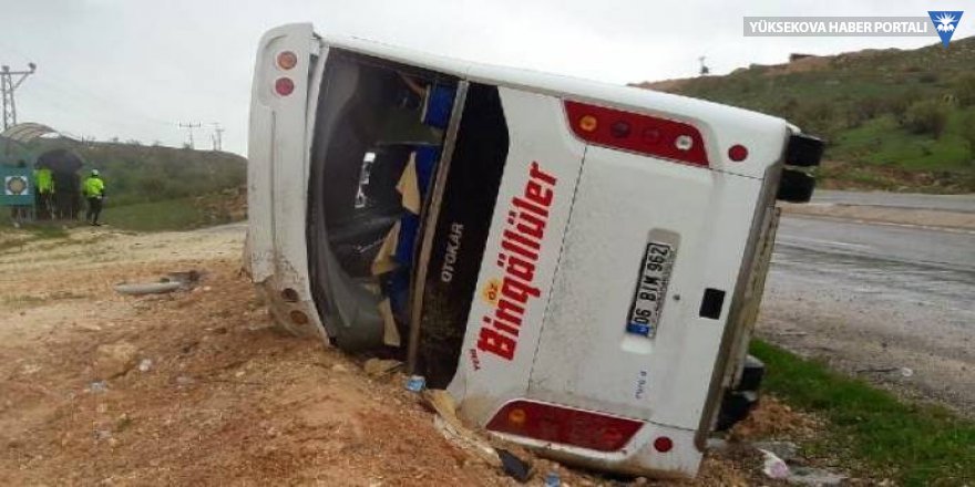Diyarbakır'da otobüs devrildi: 10 yaralı