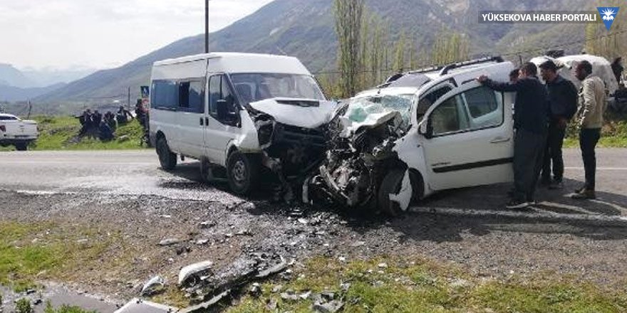 Çukurca'da trafik kazası: 3'ü ağır, 5 yaralı