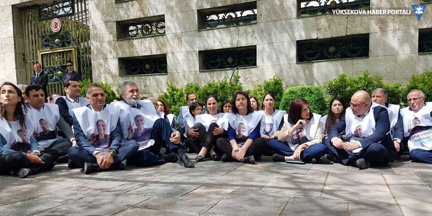 Meclis’te oturma eylemi başlatan HDP’liler: Meclis görev alsın