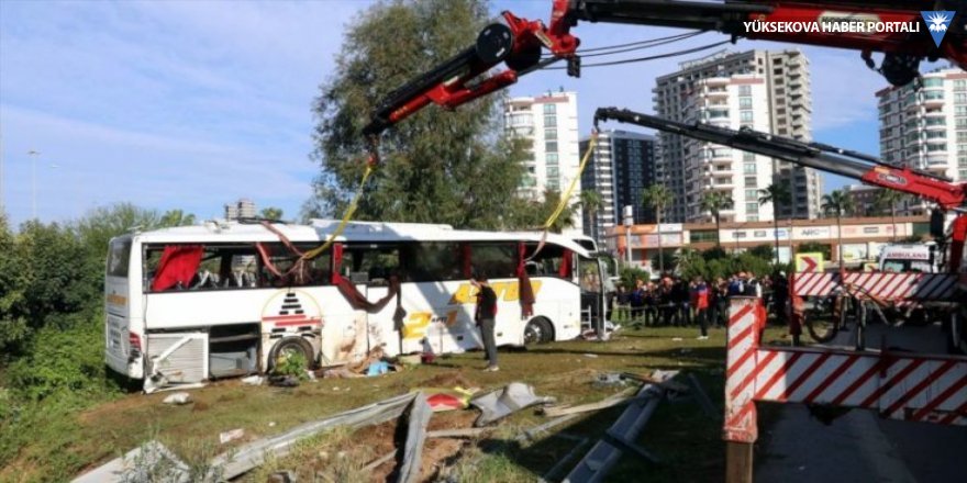 Yolcu otobüsü şarampole devrildi: 2 ölü, 29 yaralı