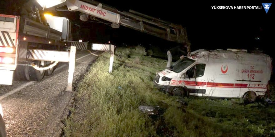 İdil'de ambulans devrildi: 3 yaralı