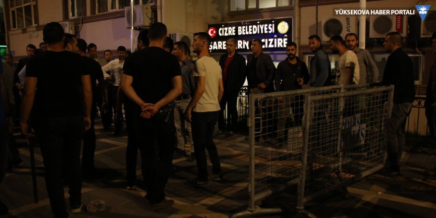 Şırnak'ta üç belediyenin önüne X-ray ve polis kulübeleri yerleştirildi