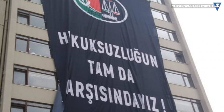 Ankara Barosu'ndan 'Hukuksuzluğun tam da karşısındayız' pankartı