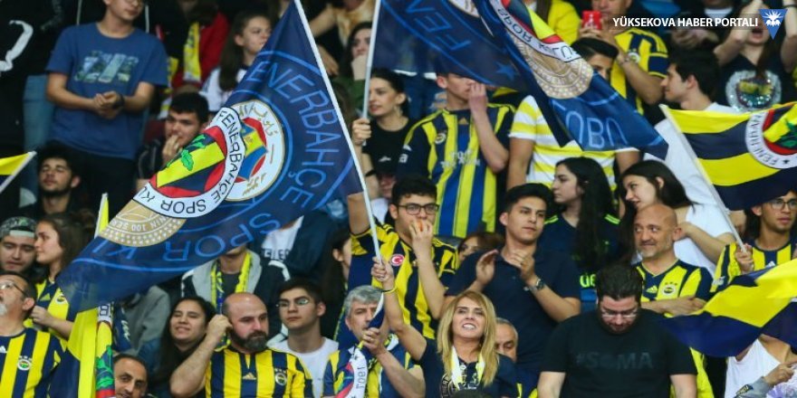 Fenerbahçe'nin bağış gecesinde bir Galatasaraylı, 100 adet forma aldı