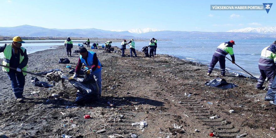 Van Gölü sahilinden 10 ton çöp toplandı