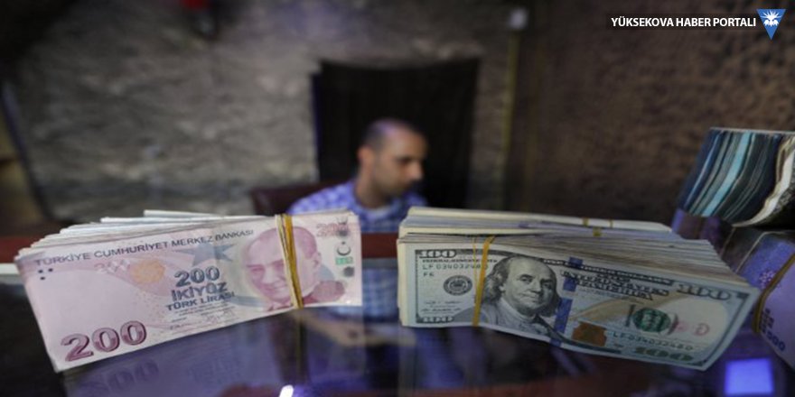 Dolar küresel piyasalarda düşüyor, Türkiye'de yükseliyor