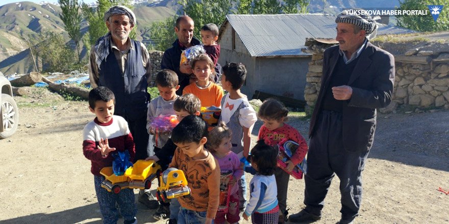 Köy köy gezip çocuklara oyuncak dağıtıyorlar