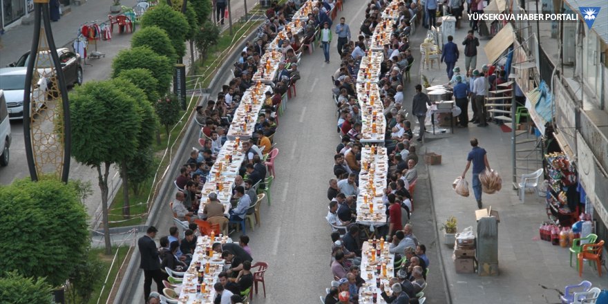 Şemdinli Belediyesi çarşı merkezinde iftar yemeği verdi