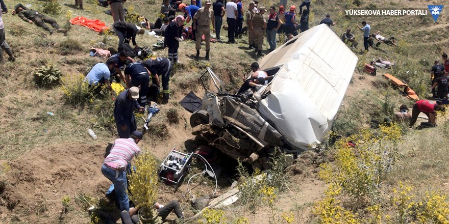 Van'da göçmenleri taşıyan minibüs şarampole devrildi: 16 ölü