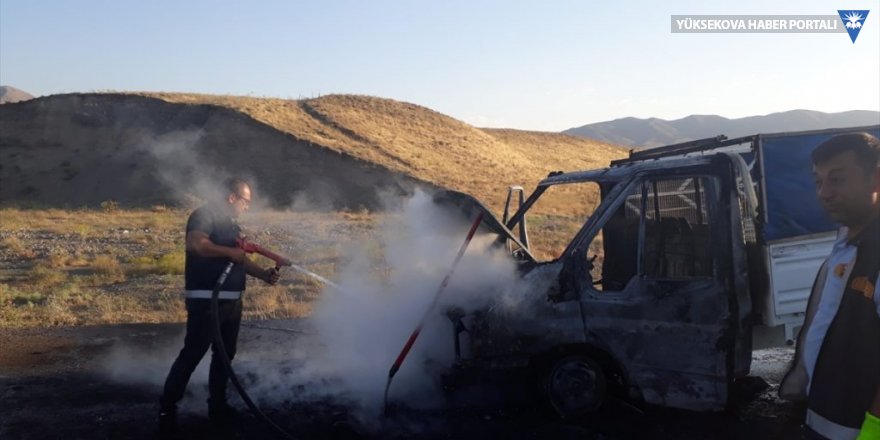 Özalp'ta seyir halindeki kamyonet yandı