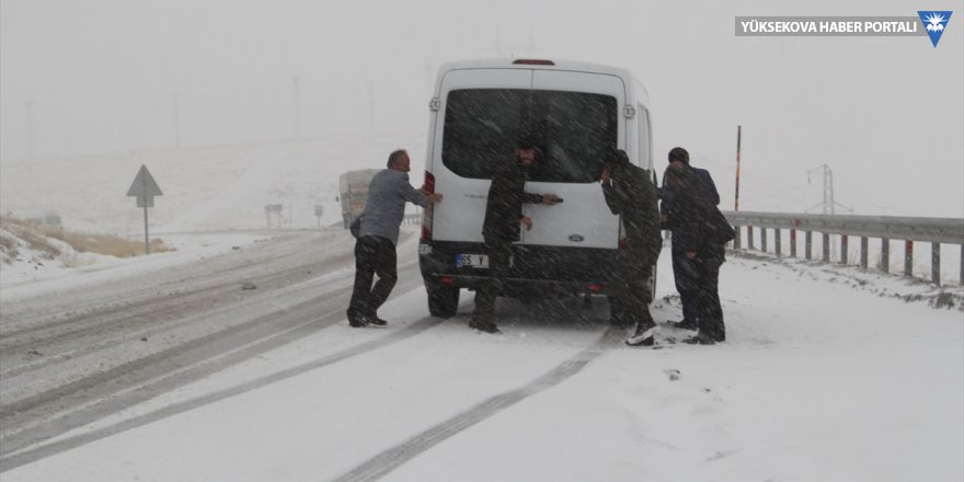 Van'da kar ve tipi nedeniyle kırsaldaki 11 mahalle yolu ulaşıma kapandı
