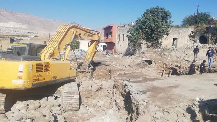 Hasankeyf'te tarihi çarşı da yıkıldı