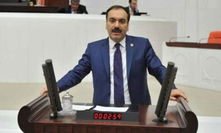 AKP'de bir Davutoğlu istifası daha