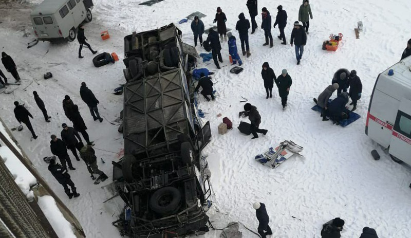 Rusya'da donmuş nehre otobüs düştü: 19 ölü