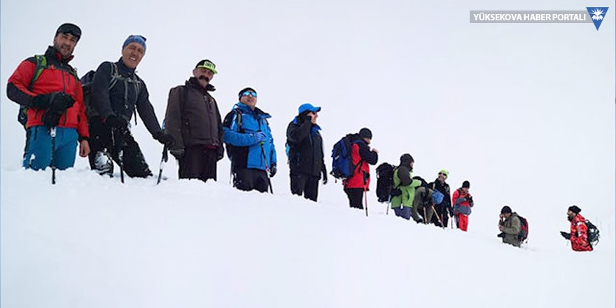 Hakkari'de dağcılar, 1,5 metre karda yürüyüş yaptı