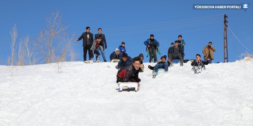 Başkaleli çocuklar kızak ve bidonlarla karı eğlenceye dönüştürüyor