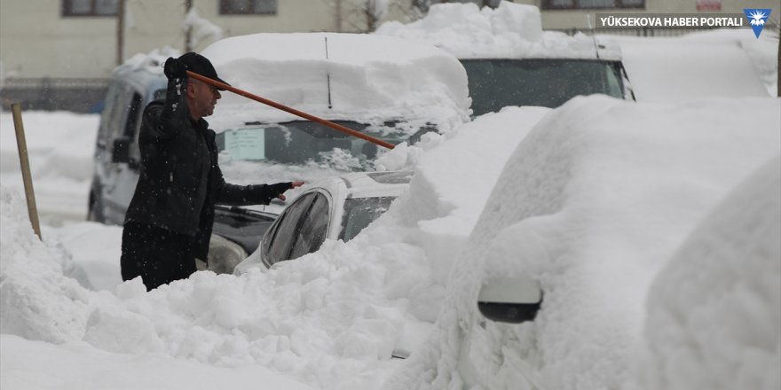Hakkari ve ilçelerinde kar yağışı: Hakkari-Şırnak yolu kapandı