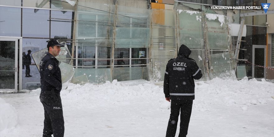 Van'da hastanenin giriş bölümünün kar nedeniyle çökmesi sonucu 9 kişi yaralandı