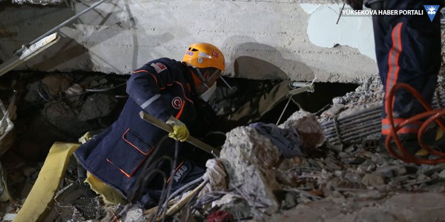 Elazığ'da arama kurtarma çalışmaları: 3 kişi enkazdan sağ çıktı