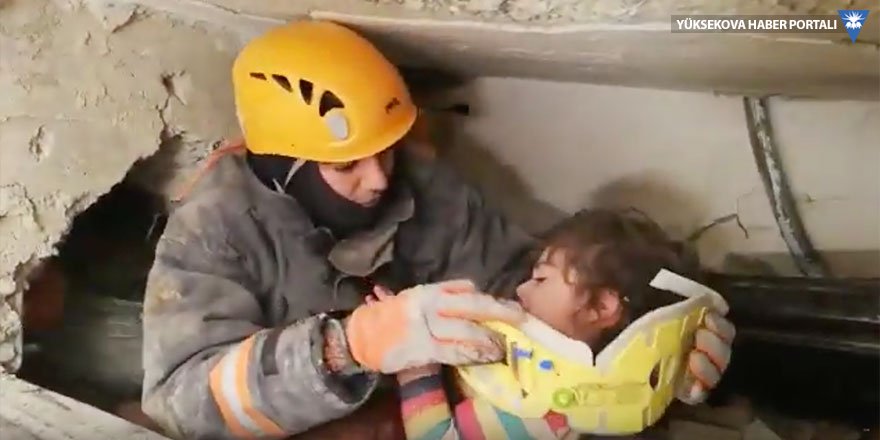 Elazığ'da 5 yaşındaki çocuk ve annesi enkazdan çıkarıldı