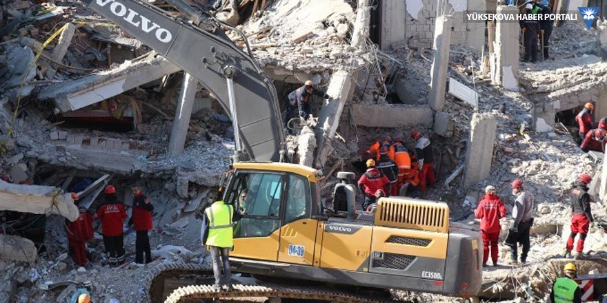 Elazığ'da depremin enkazı kaldırılıyor