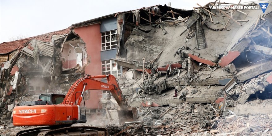 Elazığ'da hasar gören okulların yıkımı başladı
