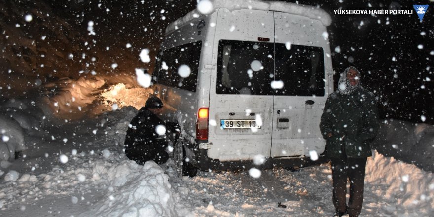 Hakkari'de kar ve çığ nedeniyle yolda mahsur kalanlar kurtarıldı