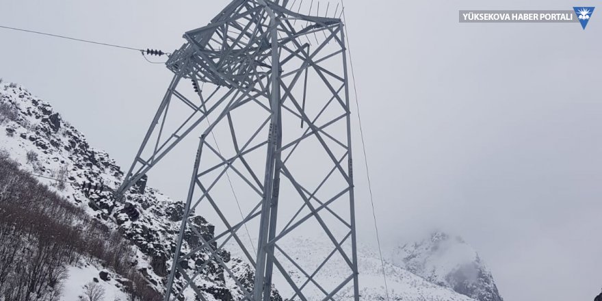 Yüksekova'da kar yağışı enerji hatlarına zarar verdi