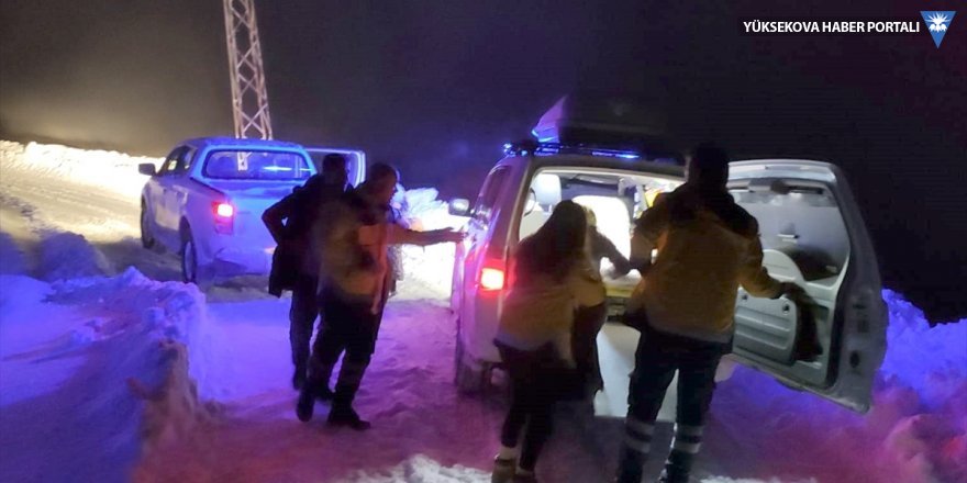 Yolu kardan kapanan mahalledeki hamile kadın 7 saatte hastaneye ulaştırıldı