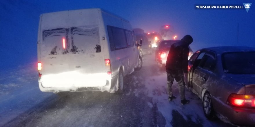 Hakkari'de etkili olan kar 95 köy ve mezra yolunu ulaşıma kapattı