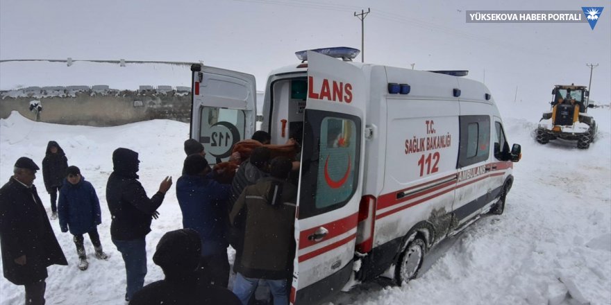 Kar nedeniyle mahsur kalan vatandaşlar hastaneye ulaştırıldı