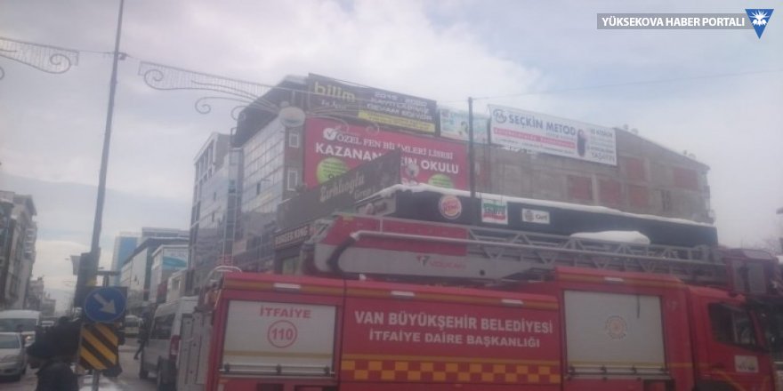 Van'da iş merkezinin çatısı çöktü