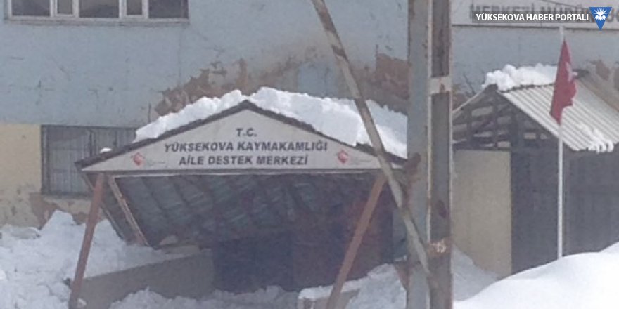 Yüksekova Aile destek merkezi binasının giriş çatısı çöktü