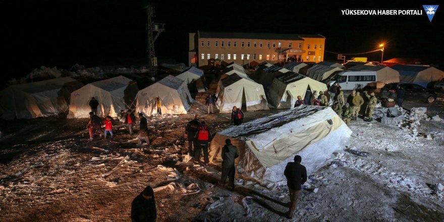 Depremzedeler, geç kurulan çadırlara yerleştiriliyor