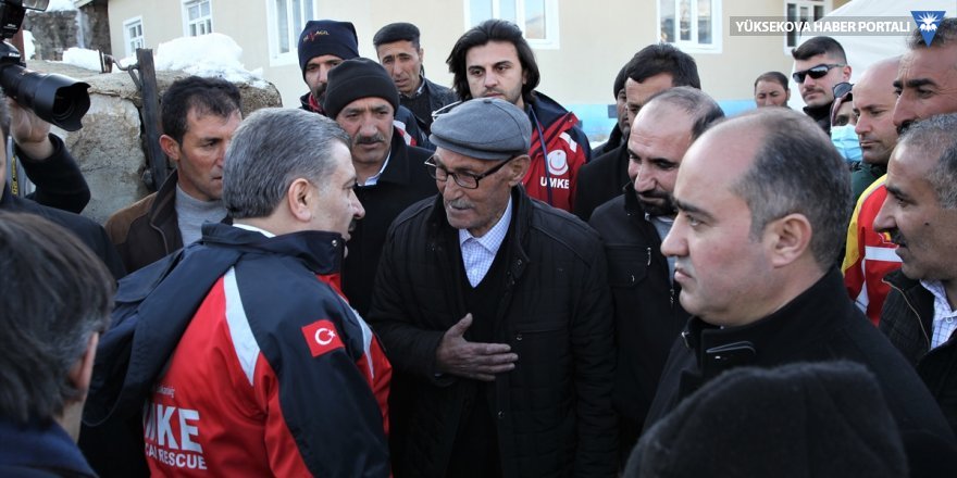 Sağlık Bakanı Koca, Van'da depremden etkilenen mahalleyi ziyaret etti
