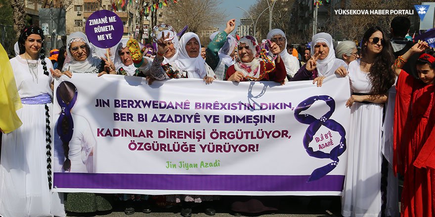 Diyarbakır'da kadınlar 'Jin jîyan azadî' sloganlarıyla alanda