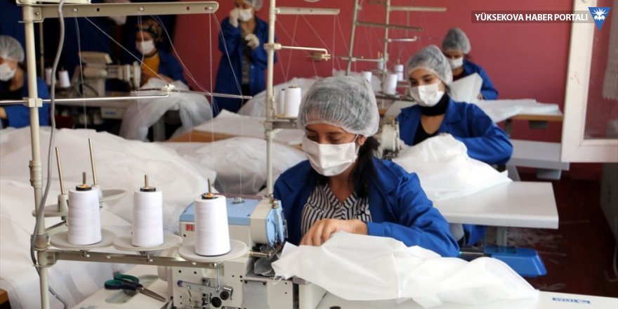 Hakkarili kadınlar cerrahi maske, tulum ve hasta önlüğü üretiyor
