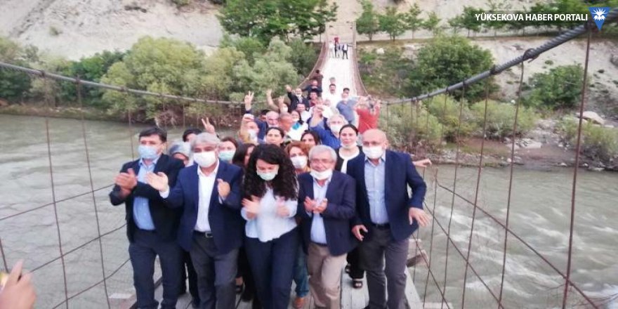 HDP'liler Deniz Gezmiş'in yaptığı köprüden geçti