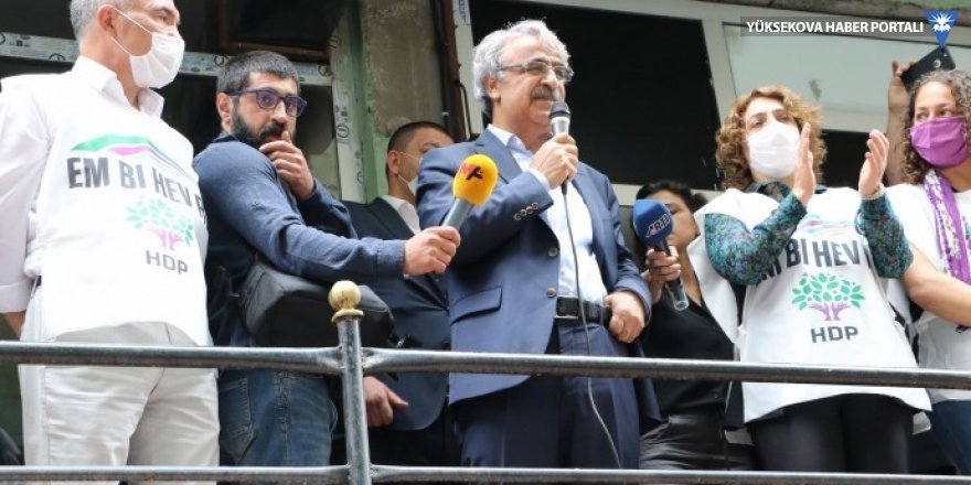 HDP Hakkari’de start verdi: Bir araya gelmemize bile izin vermiyorlar