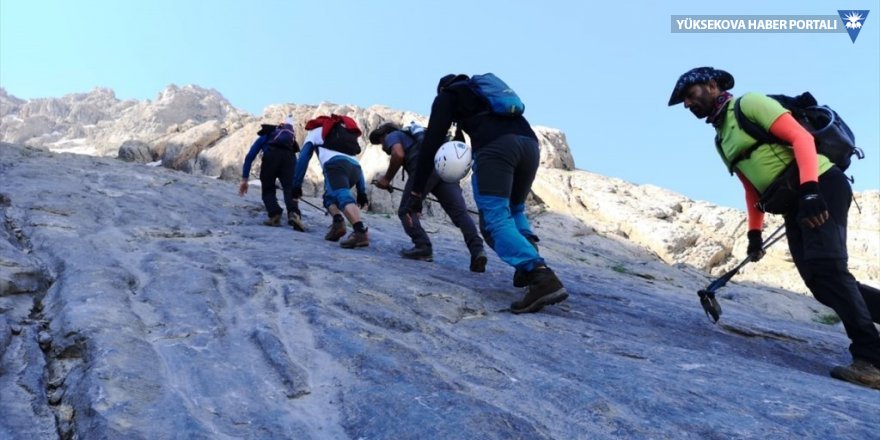 Hakkari'deki Sümbül Dağı'na zirve tırmanışı
