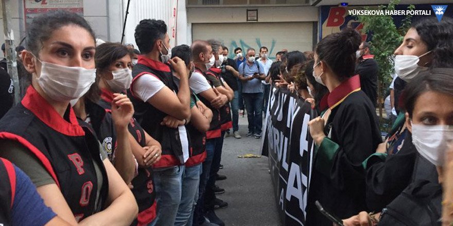 İzmir Barosu'nun yürüyüşüne polis engeli