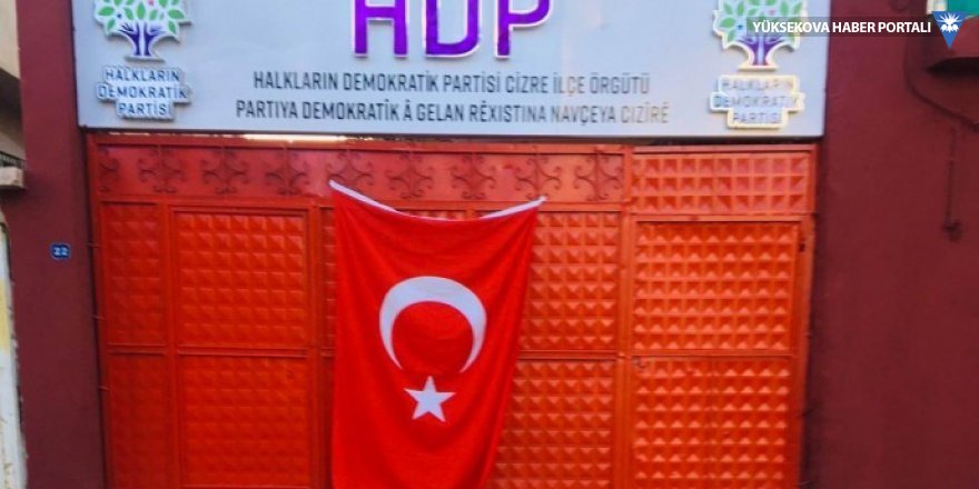 Yakılmak istenen HDP ilçe örgütünün kapısına bayrak astılar