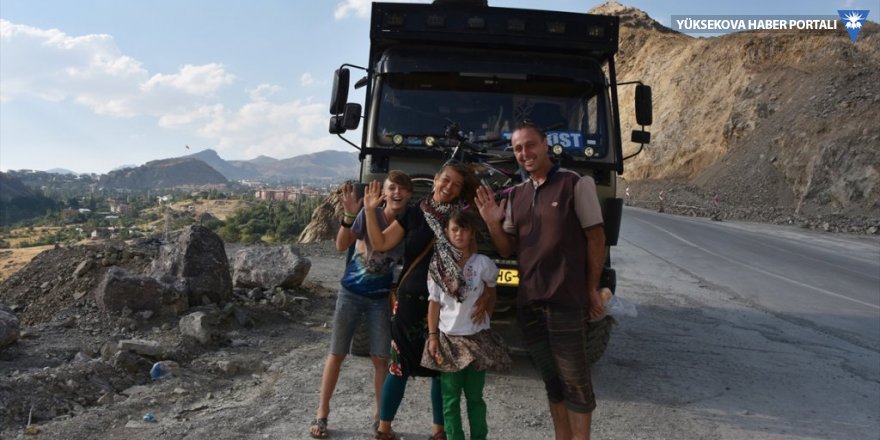 Kovid-19 salgını nedeniyle 7 ay İran'da kalan Hollandalı gezgin aile Hakkari'de