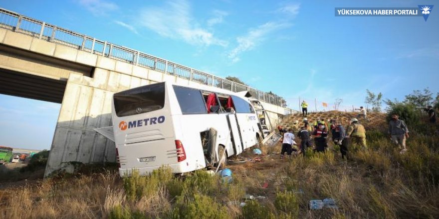 Yolcu otobüsü duvara çarptı: 5 ölü