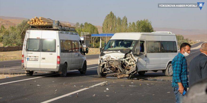 Van'da minibüs ile kamyonet çarpıştı: 1 yaralı