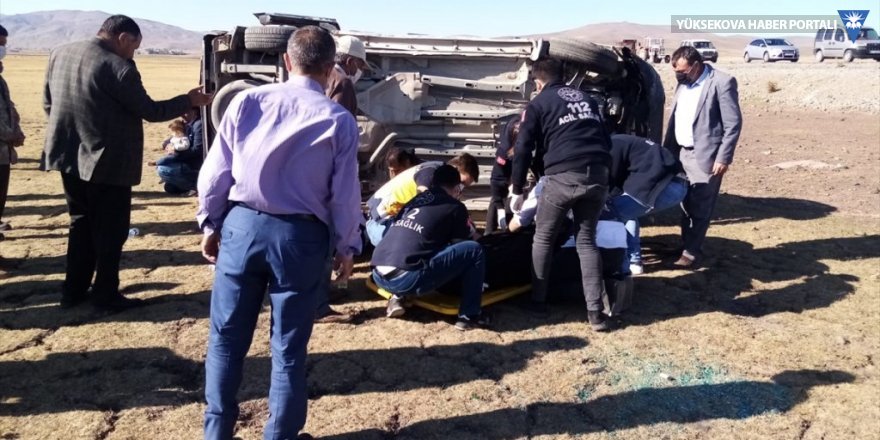 Özalp'ta şarampole devrilen otomobildeki 5 kişi yaralandı