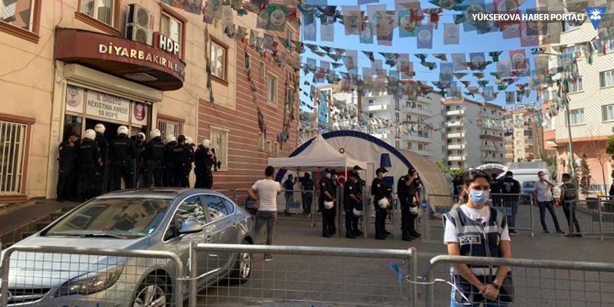 'Polis HDP binasına gelenleri listeliyor'