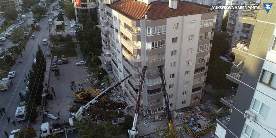 Depremde hasar gören bina vinç desteği ile ayakta duruyor